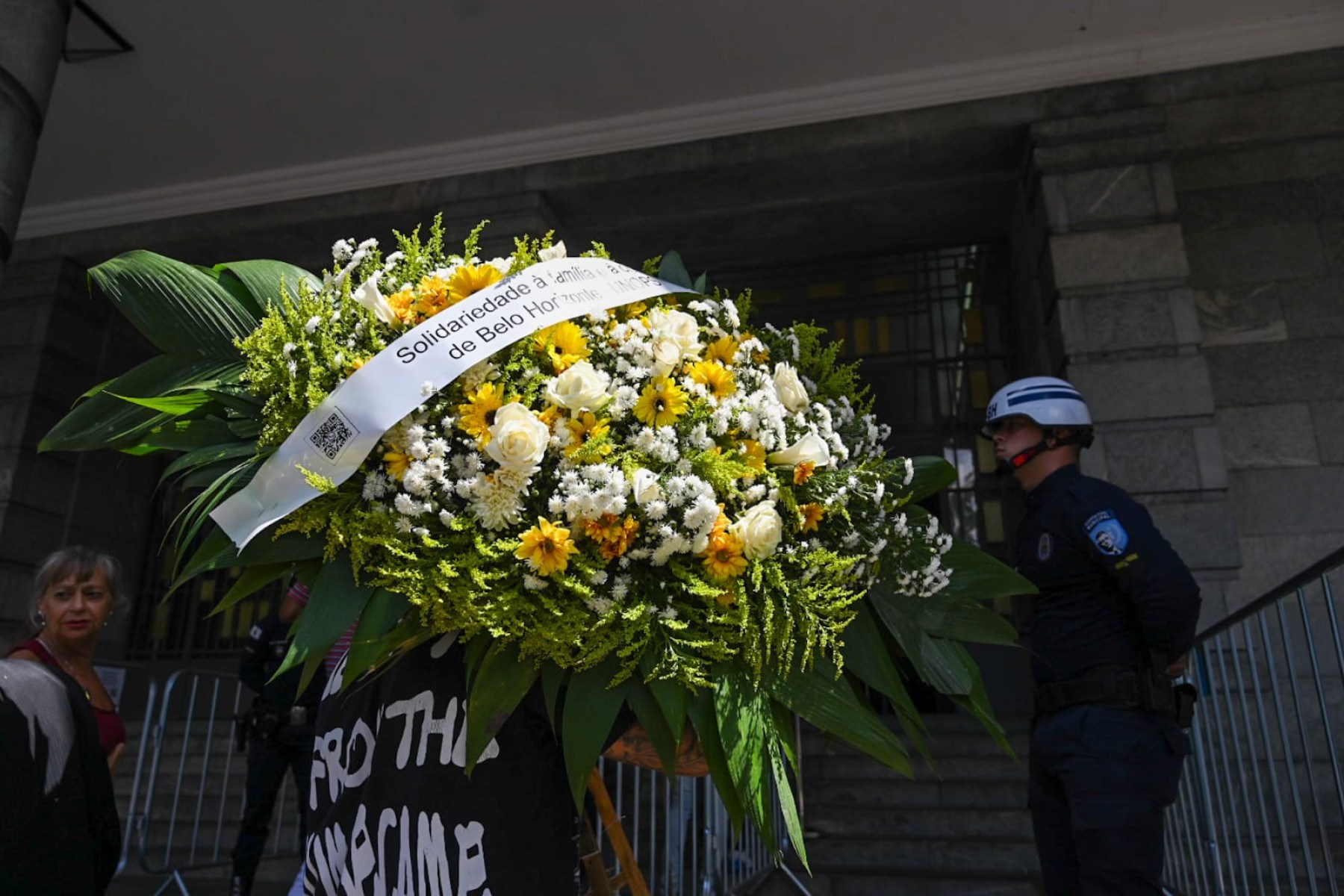 Moradores aguardavam desde a manhã para  acompanhar o velório do prefeito Fuad Noman, que morreu nessa quarta-feira (26/3)-Leandro Couri/EM/D.A press