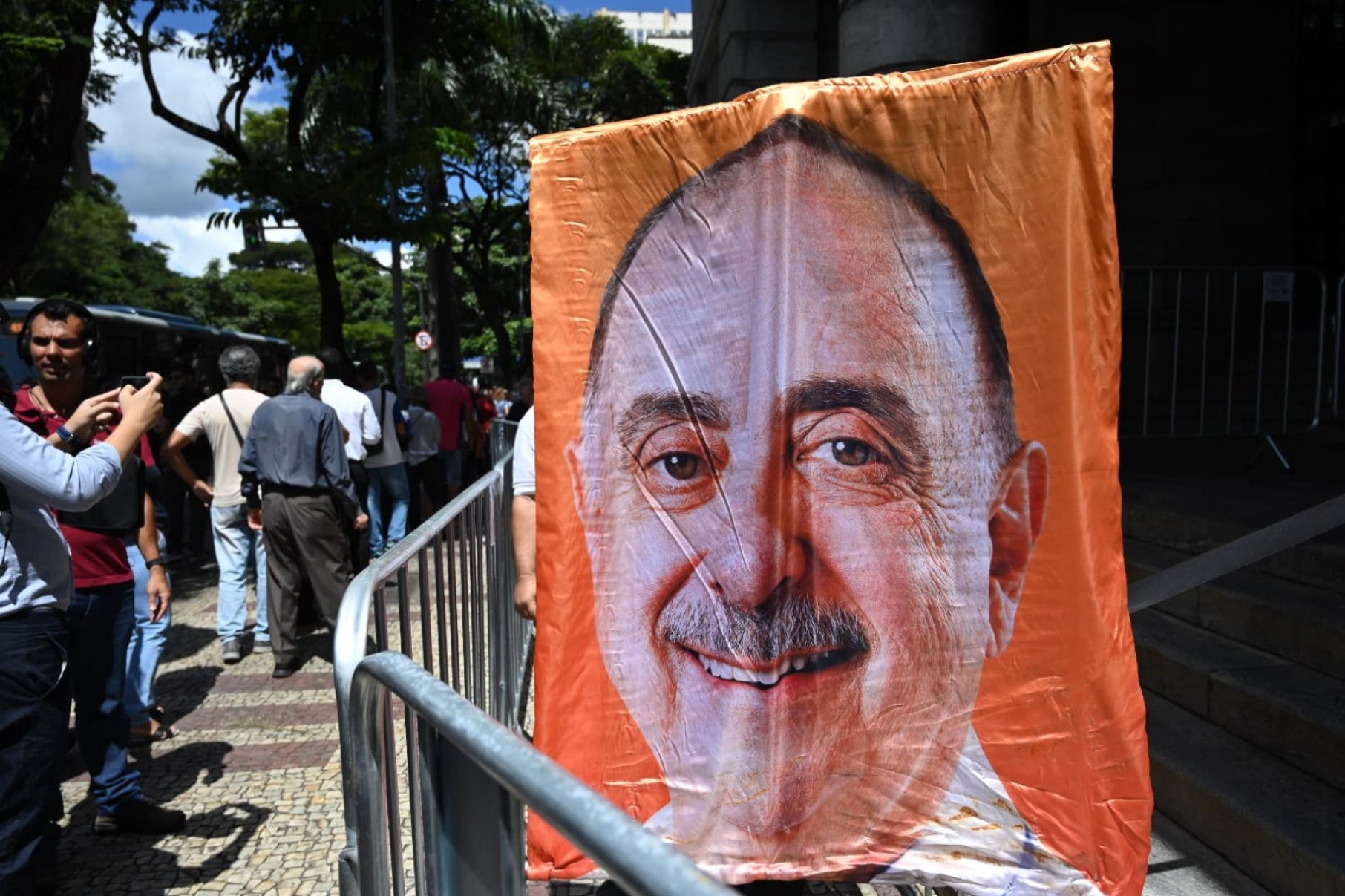 Moradores aguardavam desde a manhã para  acompanhar o velório do prefeito Fuad Noman, que morreu nessa quarta-feira (26/3)-Leandro Couri/EM/D.A press