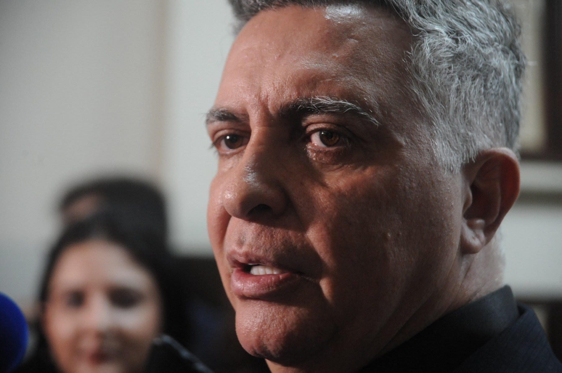 Políticos foram ao velório do prefeito Fuad Noman. O corpo do prefeito será levado por um carro do Corpo de Bombeiros até o Bonfim
-Alexandre Guzanshe/EM/D.A press
