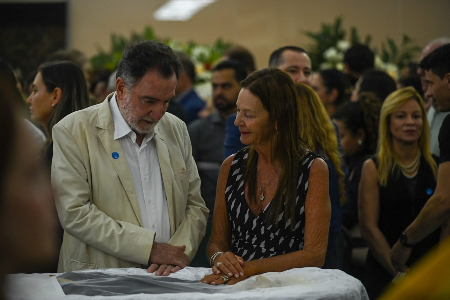 Políticos foram ao velório do prefeito Fuad Noman. O corpo do prefeito será levado por um carro do Corpo de Bombeiros até o Bonfim
-Alexandre Guzanshe/EM/D.A press