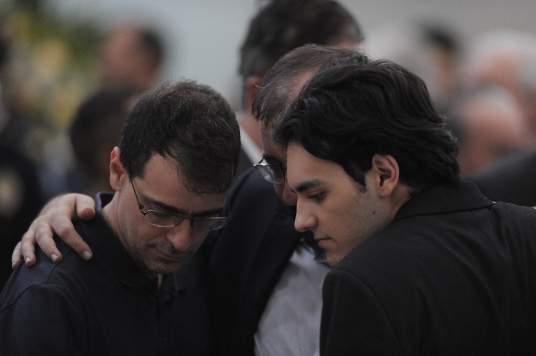 O saguão da prefeitura está repleto de coroas de flores enviadas por partidos, amigos, políticos e entidades de classe, entre elas as do presidente Luiz Inácio Lula da Silva (PT) e do ex-prefeito e ex-governador Fernando Pimentel (PT)-Alexandre Guzanshe/EM/D.A press
