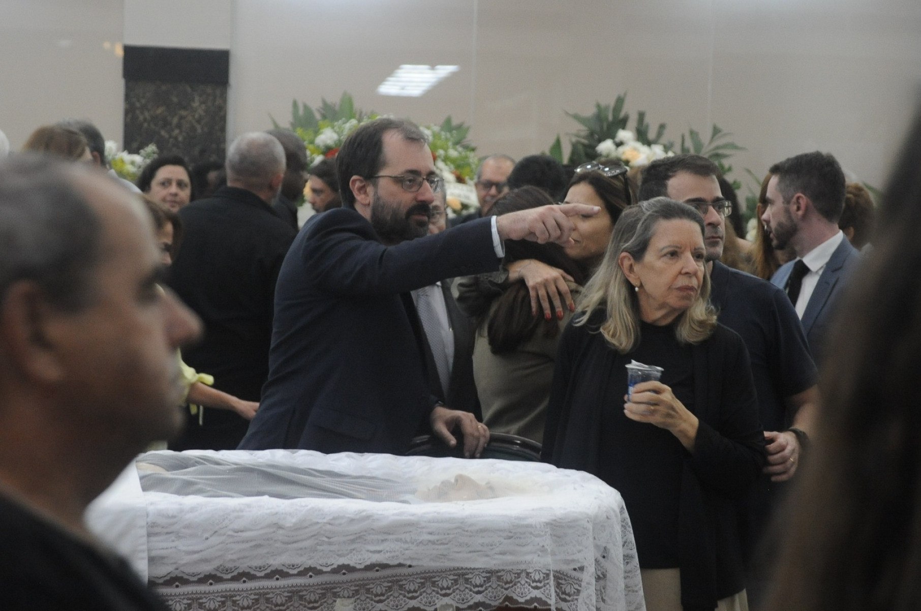 O saguão da prefeitura está repleto de coroas de flores enviadas por partidos, amigos, políticos e entidades de classe, entre elas as do presidente Luiz Inácio Lula da Silva (PT) e do ex-prefeito e ex-governador Fernando Pimentel (PT)-Alexandre Guzanshe/EM/D.A press