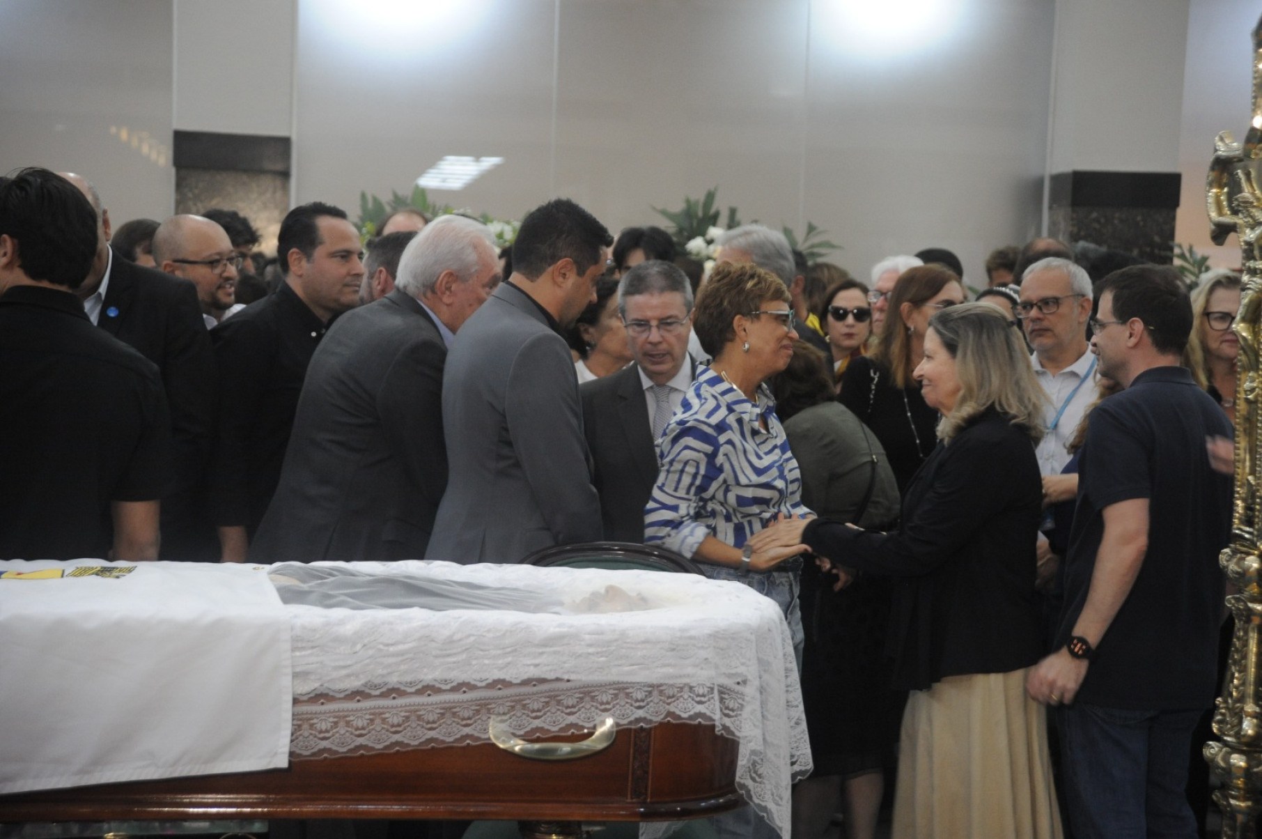 O saguão da prefeitura está repleto de coroas de flores enviadas por partidos, amigos, políticos e entidades de classe, entre elas as do presidente Luiz Inácio Lula da Silva (PT) e do ex-prefeito e ex-governador Fernando Pimentel (PT)-Alexandre Guzanshe/EM/D.A press