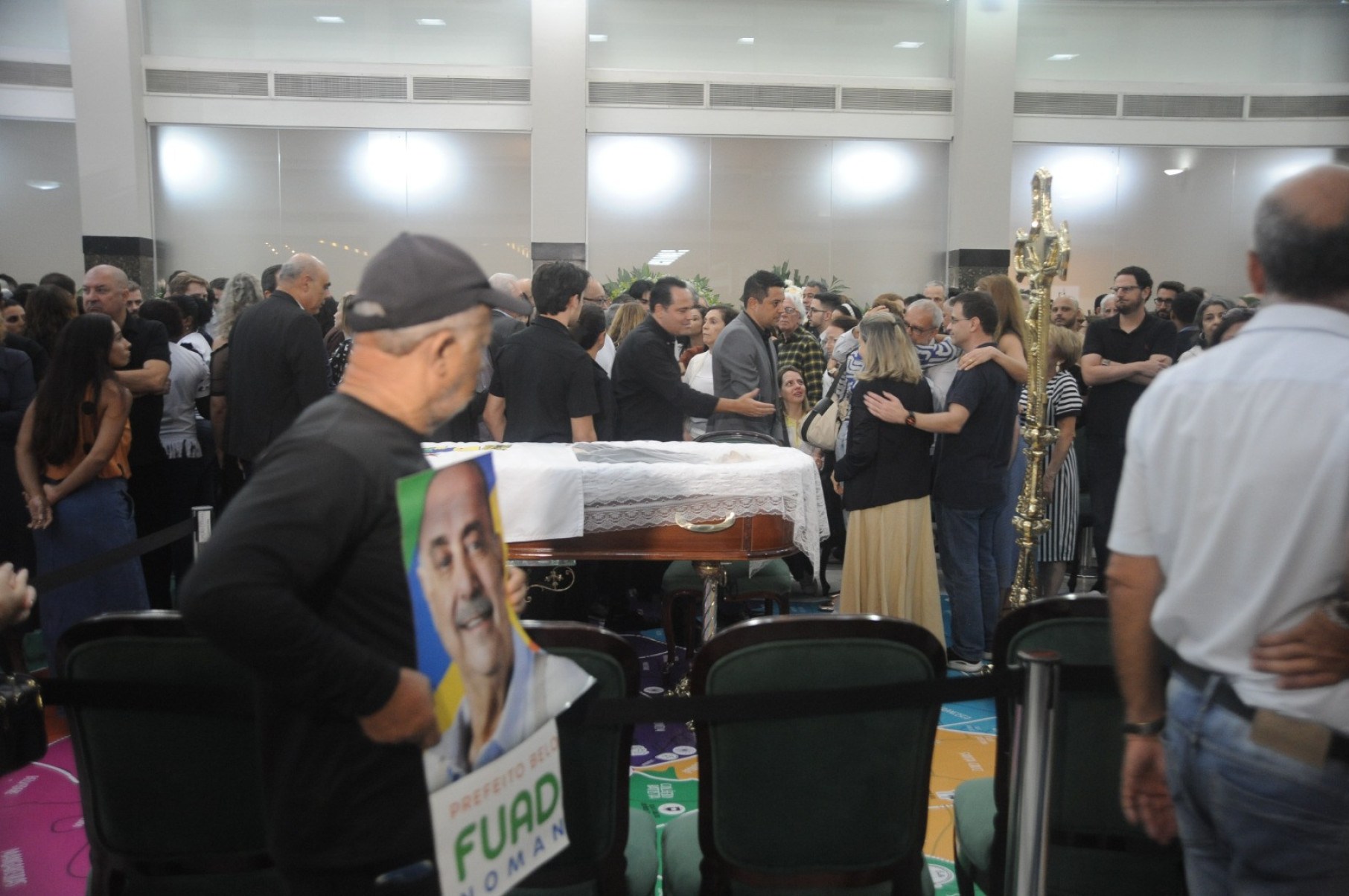 O saguão da prefeitura está repleto de coroas de flores enviadas por partidos, amigos, políticos e entidades de classe, entre elas as do presidente Luiz Inácio Lula da Silva (PT) e do ex-prefeito e ex-governador Fernando Pimentel (PT)-Alexandre Guzanshe/EM/D.A press