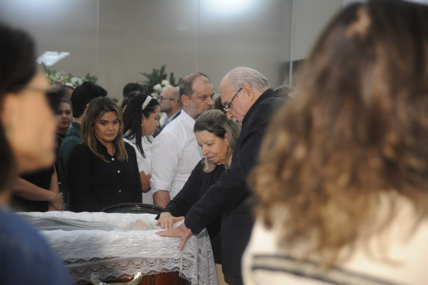 O saguão da prefeitura está repleto de coroas de flores enviadas por partidos, amigos, políticos e entidades de classe, entre elas as do presidente Luiz Inácio Lula da Silva (PT) e do ex-prefeito e ex-governador Fernando Pimentel (PT)-Alexandre Guzanshe/EM/D.A press