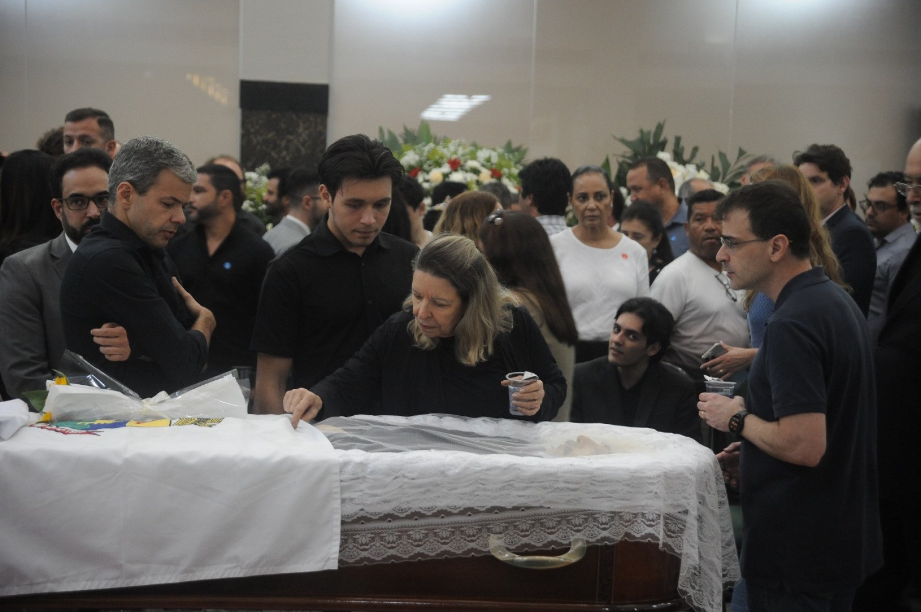 O saguão da prefeitura está repleto de coroas de flores enviadas por partidos, amigos, políticos e entidades de classe, entre elas as do presidente Luiz Inácio Lula da Silva (PT) e do ex-prefeito e ex-governador Fernando Pimentel (PT)-Alexandre Guzanshe/EM/D.A press