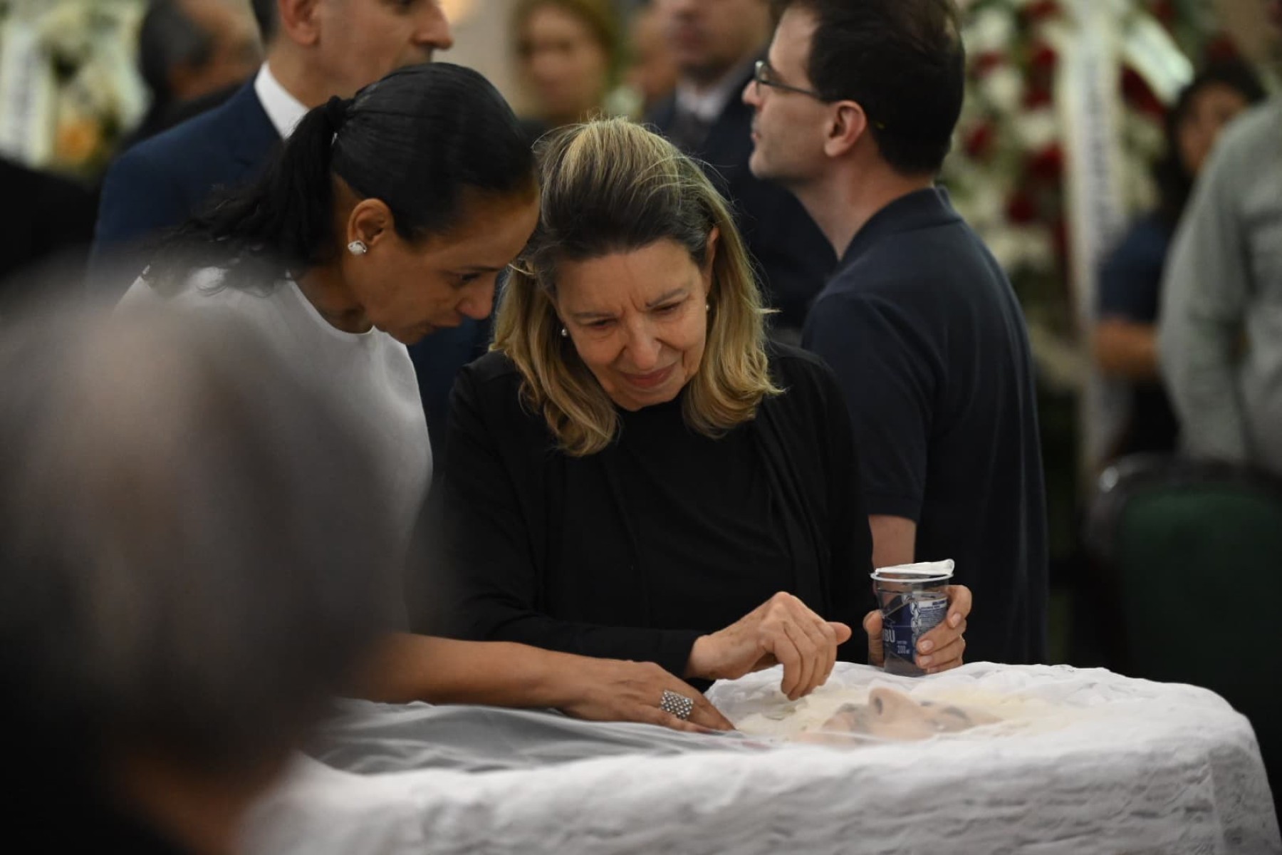 O saguão da prefeitura está repleto de coroas de flores enviadas por partidos, amigos, políticos e entidades de classe, entre elas as do presidente Luiz Inácio Lula da Silva (PT) e do ex-prefeito e ex-governador Fernando Pimentel (PT)-Alexandre Guzanshe/EM/D.A press