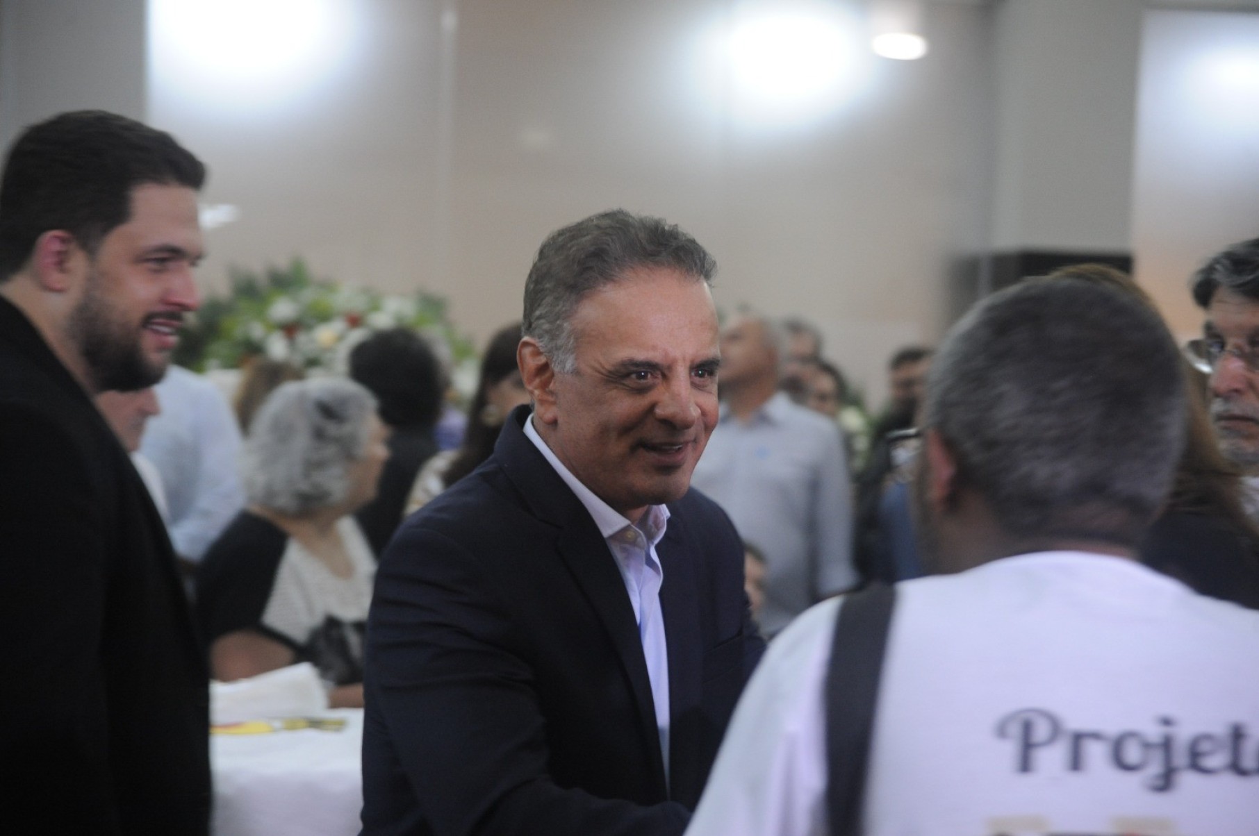 O saguão da prefeitura está repleto de coroas de flores enviadas por partidos, amigos, políticos e entidades de classe, entre elas as do presidente Luiz Inácio Lula da Silva (PT) e do ex-prefeito e ex-governador Fernando Pimentel (PT)-Alexandre Guzanshe/EM/D.A press