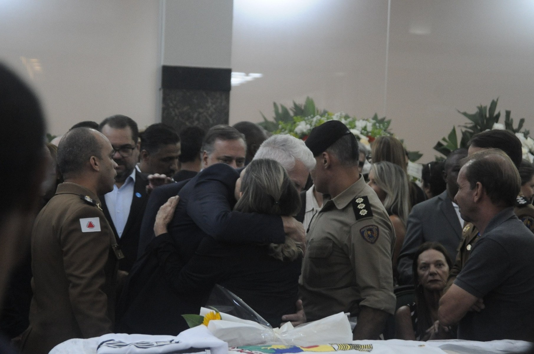 O saguão da prefeitura está repleto de coroas de flores enviadas por partidos, amigos, políticos e entidades de classe, entre elas as do presidente Luiz Inácio Lula da Silva (PT) e do ex-prefeito e ex-governador Fernando Pimentel (PT)-Alexandre Guzanshe/EM/D.A press