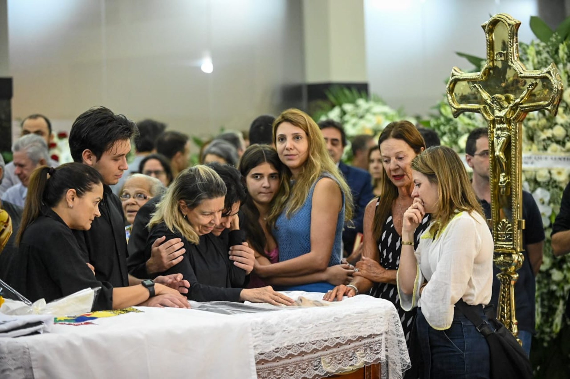 O saguão da prefeitura está repleto de coroas de flores enviadas por partidos, amigos, políticos e entidades de classe, entre elas as do presidente Luiz Inácio Lula da Silva (PT) e do ex-prefeito e ex-governador Fernando Pimentel (PT)-Alexandre Guzanshe/EM/D.A press