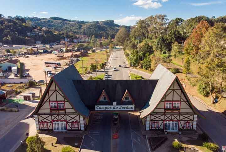 Campos do Jordão(1.628m)- Conhecida como a "Suíça Brasileira", devido às suas características arquitetônicas e ao clima frio, a cidade é a mais alta do Brasil. Fica no estado de São Paulo, a 680 km da capital paulista, e tem cerca de 52.400 habitantes. A cidade é famosa pelo turismo, especialmente durante o inverno, quando uma multidão chega para aproveitar as baixas tempraturas. 