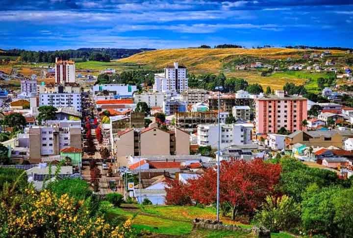 São Joaquim(1.360m)- A cerca de 230 km de Florianópolis, em Santa Catarina, e com cerca de 23 mil habitantes, a cidade é conhecida como a "Terra da Neve" e, durante o inverno, os visitantes desfrutam de baixas temperaturas, ocasionalmente com neve. A economia é baseada na agropecuária, com a produção de maçãs, vinhos e derivados do leite.