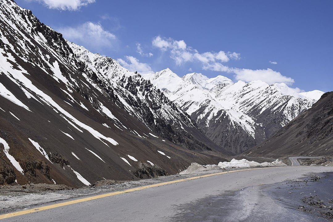 É a estrada pavimentada a maior altitude no mundo: 4.693m (12 vezes a altura do Pão de Açúcar, no Rio de Janeiro).  Fica mais perigosa ainda quando neva. 