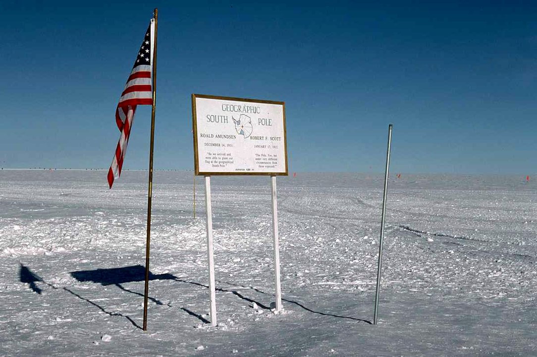 Ponto mais meridional (ao Sul) sem habitantes - Polo Sul Geográfico - O primeiro a chegar foi o grupo de Roald Amundsen (14/12/1911).  Um mês depois, o grupo de Robert Falcon Scott alcançou o polo, mas, na volta, eles morreram de fome e frio. A Estação Polo Sul Amundsen-Scott é ocupada por pesquisadores desde 1957.