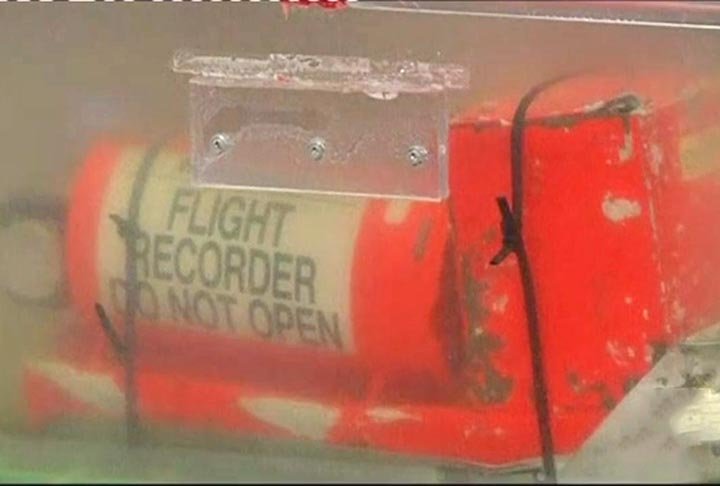 As caixas pretas só foram localizadas depois de dois anos. Elas estavam a quase 4 mil metros de profundidade. 