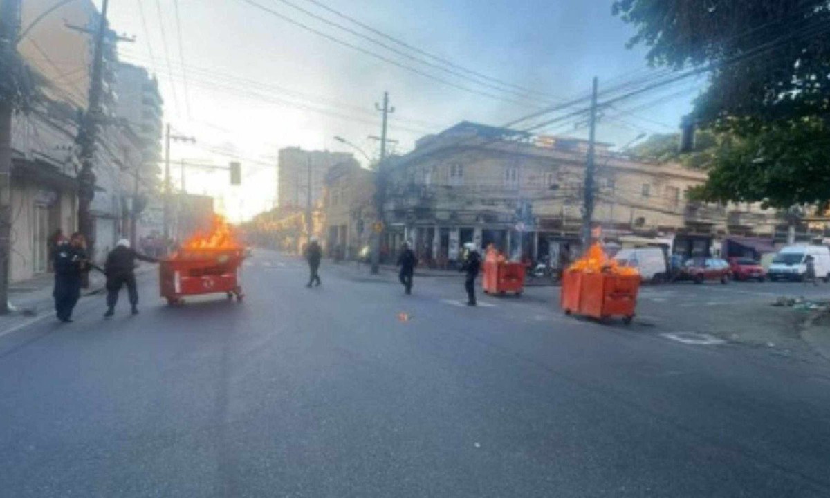 Caçambas foram incendiadas por criminosos em ruas do Engenho Novo, no Rio de Janeiro -  (crédito: divulgação/PMERJ)