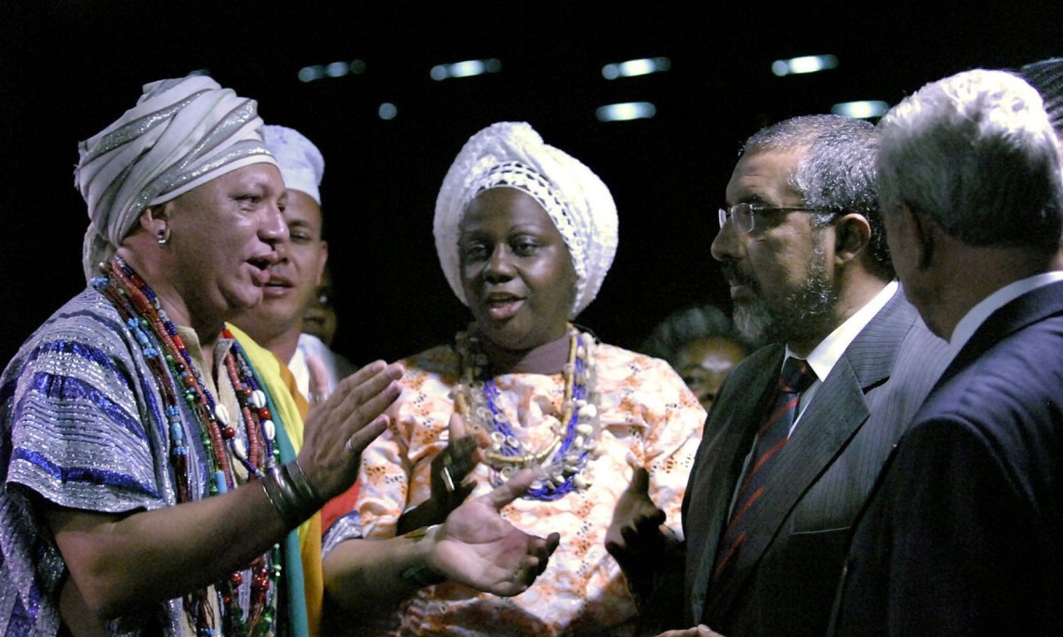 Representantes de entidades em defesa dos negros conversam com senador Paulo Paim (PT) em sessão extraordinária que aprovou o Estatuto da Igualdade Racial,em Junho de 2010 -  (crédito: Geraldo Magela/Agência Senado)