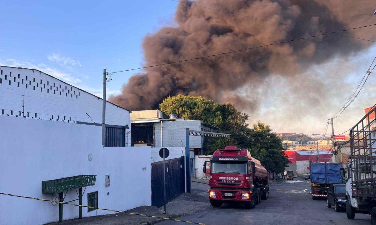IncÃªndio de grandes proporÃ§Ãµes atinge galpÃ£o de reciclagem em Betim -  (crédito: Edesio Ferreira/EM/D.A Press)