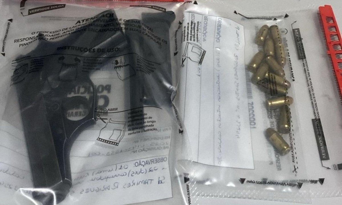 Polícia encontrou arma carregada e carregador no interior do carro usado pelos suspeitos -  (crédito: PMMG/Divulgação)