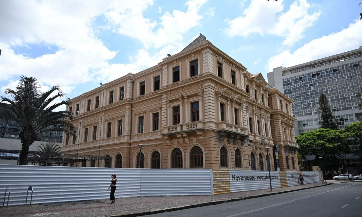 A Pra&ccedil;a Carlos Drummond de Andrade est&aacute; sendo usada como canteiro de obras e  para instala&ccedil;&atilde;o da rampa de acessibilidade universal ao edif&iacute;cio -  (crédito: Leandro Couri/EM/DA.Press.Brasil.MG.Belo Horizonte - 13/03/2025)