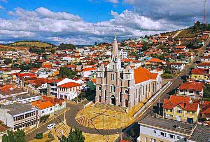 Maria da Fé(1.258m)- A cidade fica em Minas Gerais, a 395 km de Belo Horizonte, tem cerca de 14 mil habitantes e é conhecida nacionalmente como Cidade das Oliveiras. O turismo é rural, com passeios a cavalo e comida de fogão a lenha.