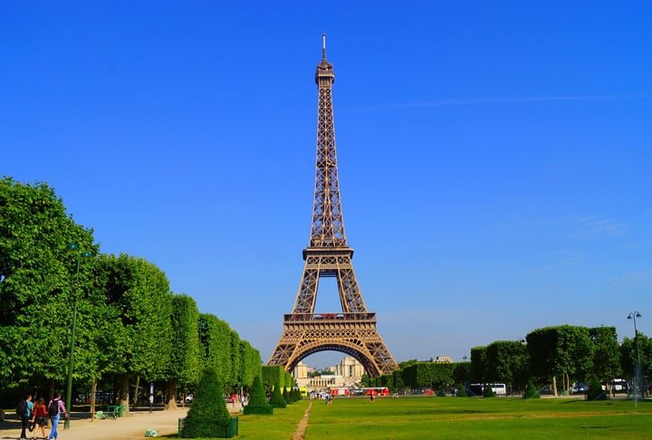 Torre Eiffel - Inaugurada em 1889 para a Exposição Universal, a Torre Eiffel, projetada por Gustave Eiffel, é o símbolo mais icônico de Paris. Originalmente criticada, tornou-se uma maravilha da engenharia e uma das atrações mais visitadas do mundo.