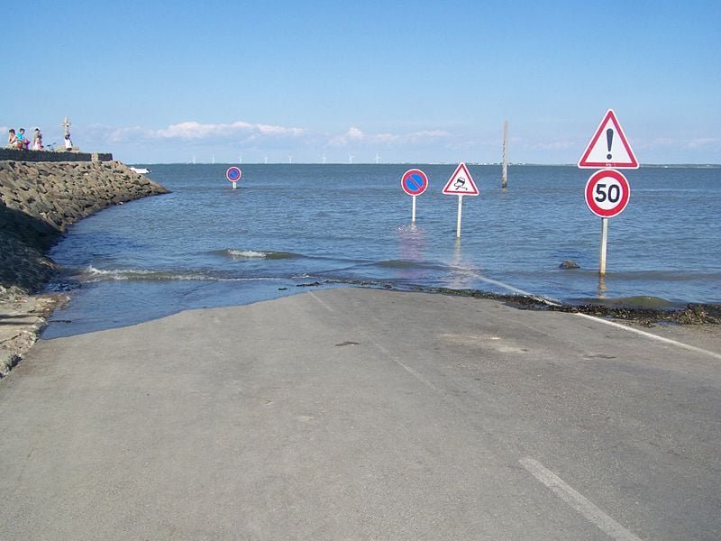 É famosa porque fica submersa conforme as marés. A via é transitável durante a maré baixa, ficando inundada duas vezes por dia durante a maré cheia, atingindo até 4m de profundidade.
