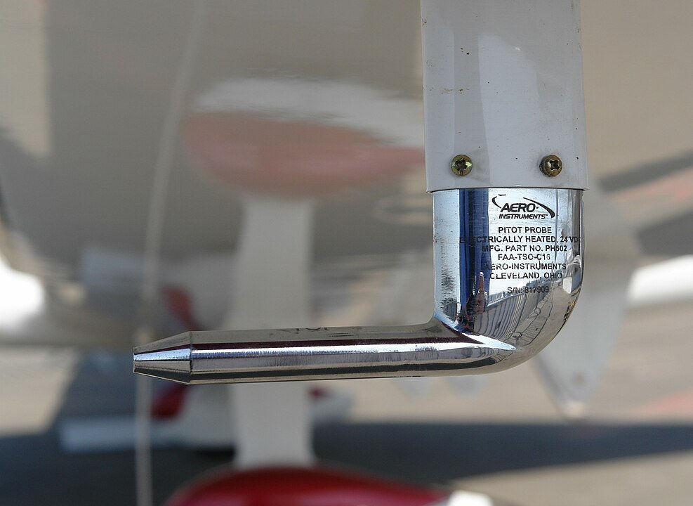 Os tubos de pitot — que ficam na dianteira do avião, do lado de fora, e medem a velocidade da aeronave — congelaram e deixaram de enviar informações para a cabine. Com isso, o piloto automático deixou de funcionar. 