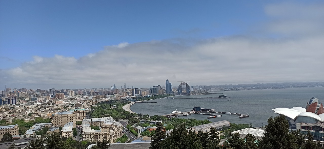 Maior lago: Mar Cáspio (Ásia) - Tem nome de mar, mas é lago, só que de água salgada. Tem 393,898 km².  Limitado a noroeste pela Rússia, a oeste pelo Azerbaijão, ao sul pelo Irã, a sudeste pelo Turcomenistão e ao nordeste pelo Cazaquistão.
