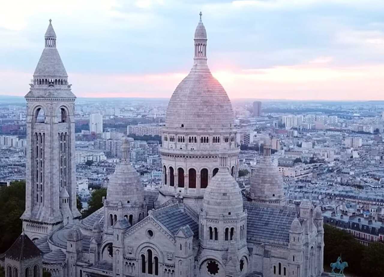 Basílica do Sacré-Cœur - Iniciada em 1875 e concluída em 1914, a Basílica do Sacré-Cœur, localizada em Montmartre, é uma importante igreja católica. Sua cúpula oferece uma das melhores vistas panorâmicas de Paris.