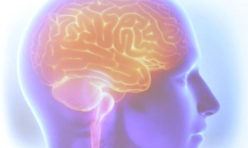 O Alzheimer começa com perda de memória, mas apenas recente. Depois, o paciente perde até memórias antigas, delira e perde coordenação motora, que tem relação com o cérebro. 