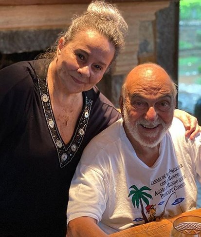 Lima Duarte (na foto com Débora) - O ator mineiro, nascido em 29/3/1930,  se chama Ariclenes Venâncio Martins. Em 1948, o ator mineiro adotou a identidade artística por sugestão da mãe, América, espírita que dizia ter um guia com esse nome e que daria sorte ao filho. 