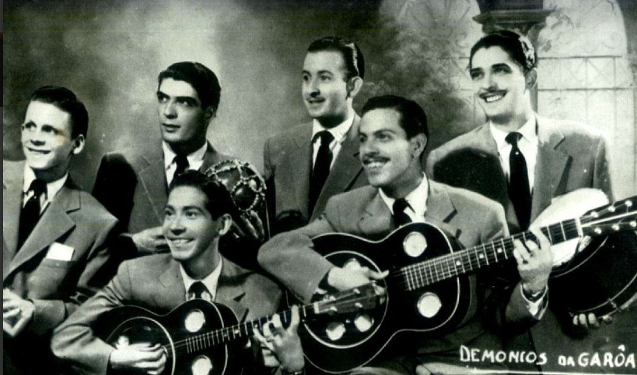 Em 1943, Demônios da Garoa reunia Arnaldo Rosa (vocal), Antônio Espanha (tantan), Benedito Espanha (afoxé), Bruno Micheluccio (pandeiro), Vicente Amaro (violão de seis cordas) e Zezinho (violão tenor) Foto de músicos do grupo Demônios da Garoa em 1943 mostra Arnaldo Rosa (vocal), Antônio Espanha (tantan), Benedito Espanha (afoxé), Bruno Micheluccio (pandeiro), Vicente Amaro (violão de seis cordas) e Zezinho (violão tenor)