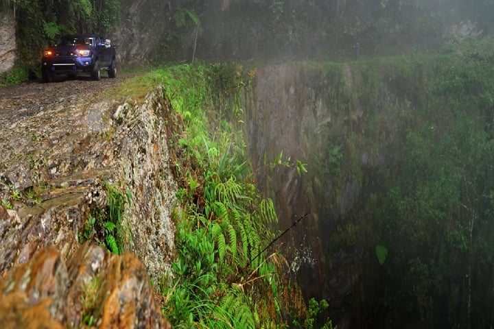 "Estrada da Morte": Na Bolívia, o influenciador dirigiu na beira de um penhasco de 300 metros de altura. Essa estrada foi fechada há dez anos devido ao grande número de acidentes fatais. Nesse caso, o próprio governo local autorizou sua gravação.-reprodução/youtube 