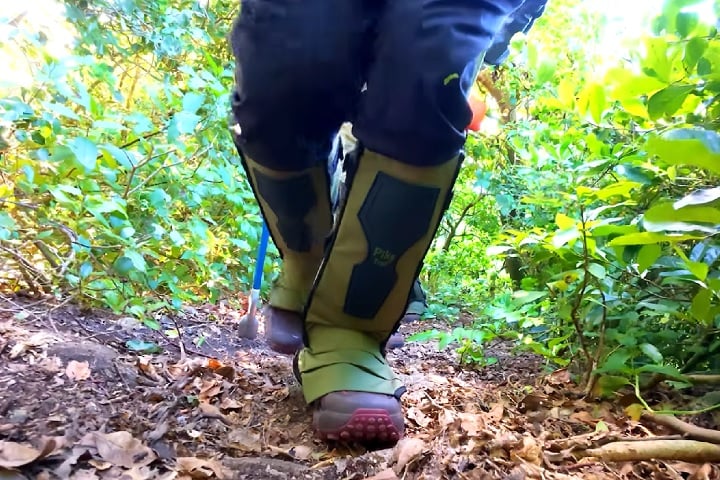 O youtuber acampou na Ilha das Cobras com amigos e cientistas, usando proteções especiais nas pernas contra as investidas das serpentes.-reprodução/youtube