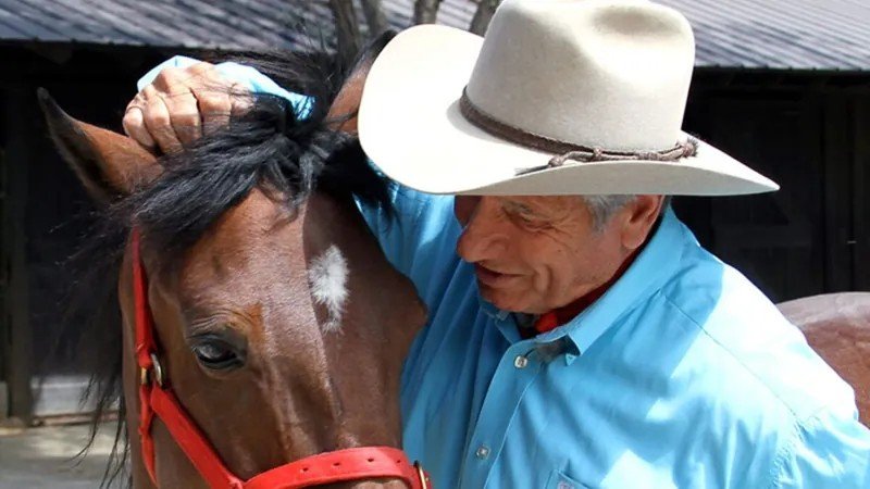 Monty Roberts, especialista em comunicação não violenta e liderança emocional, conhecido como o "Encantador de Cavalos", também está no projeto.