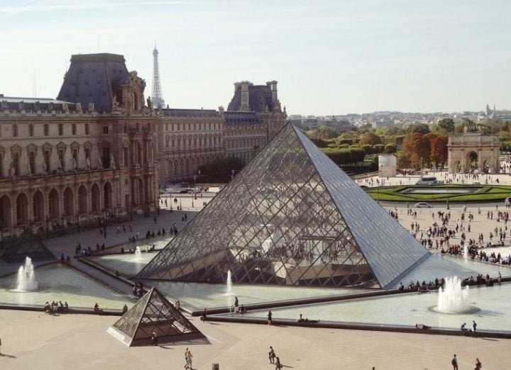 Museu do Louvre - Antigo palácio real, o Louvre foi transformado em museu em 1793. Ele abriga mais de 35.000 obras de arte, incluindo a famosa "Mona Lisa" e a "Vênus de Milo". É o maior museu de arte do mundo.