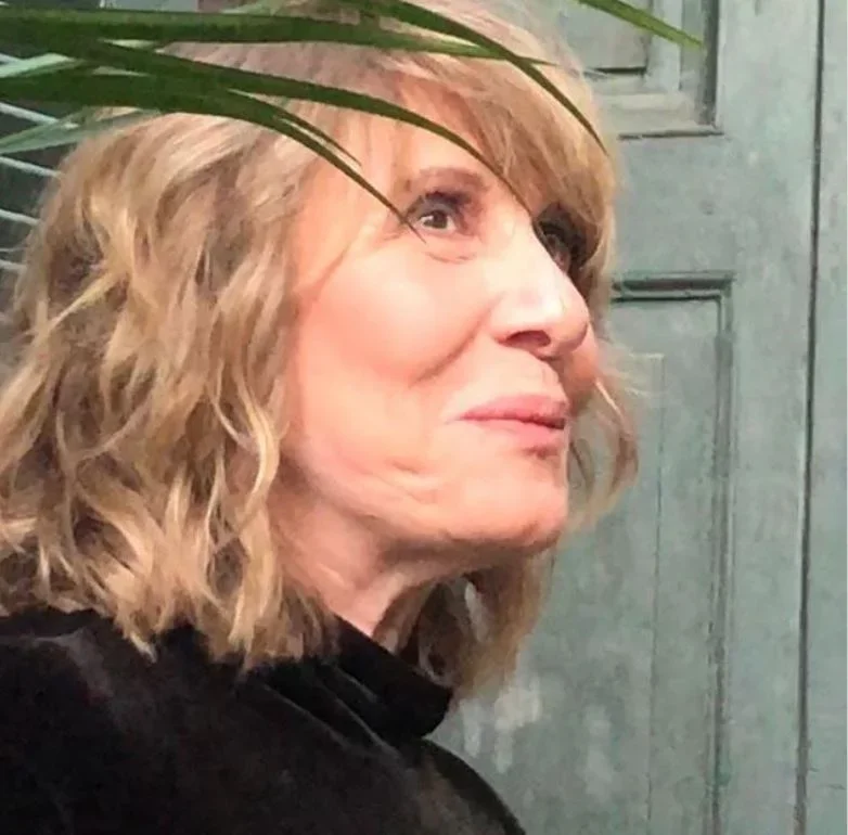 Renata Sorrah - A atriz carioca, nascida em 21/2/1947,tem ascendência portuguesa, judaica e alemã. Ela se chama Renata Leonardo Pereira Sochaczewski. E o último sobrenome, de origem polonesa, é pronunciado "sorratchéski". Daí, abreviou para Sorrah, para alívio do público. 