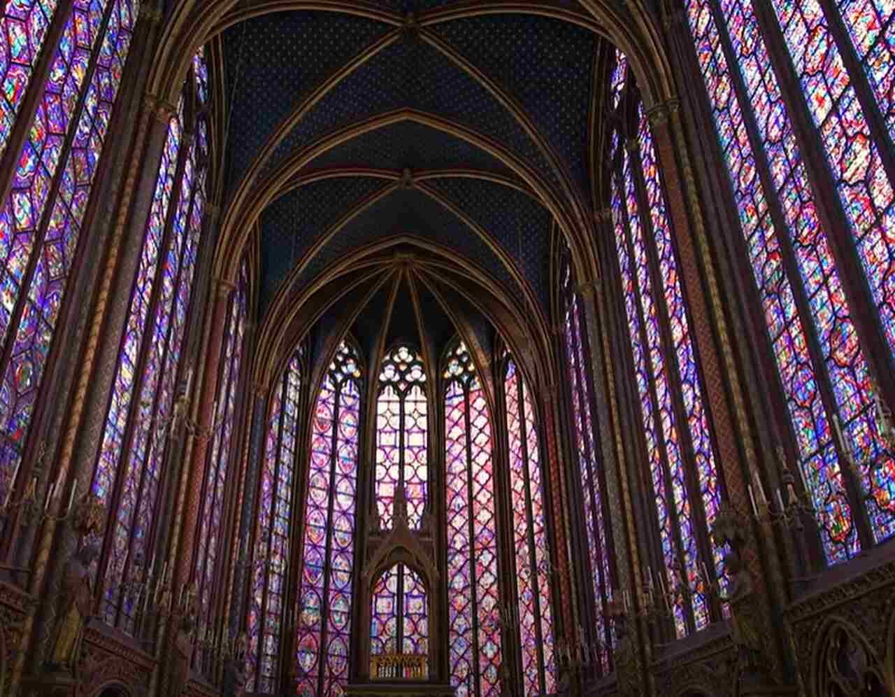 Sainte-Chapelle - Concluída em 1248, a Sainte-Chapelle é famosa por seus vitrais espetaculares que cobrem mais de 600 m², retratando cenas bíblicas. Foi construída por Luís IX para abrigar relíquias da Paixão de Cristo.