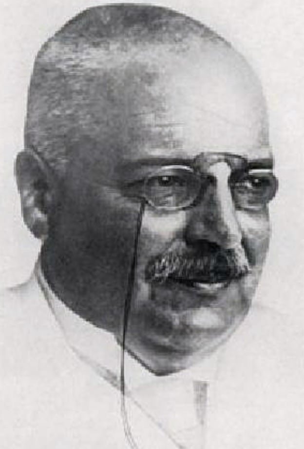 No hospital psiquiátrico de Frankfurt, ela foi tratada por Alois Alzheimer.  Nascido em 14 de junho de 1864, em Marktbreit, na Alemanha, ele 
foi o neuropatologista que acabou batizando a doença. Alois morreu em 19 de dezembro de 1915, aos 51 anos, de insuficiência cardíaca. 