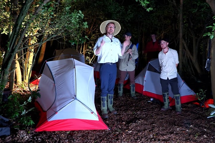 À noite, o grupo montou um acampamento improvisado, preocupado com a possibilidade de as cobras invadirem as barracas. No dia seguinte, a prioridade foi deixar a ilha o mais rápido possível.-reprodução/youtube