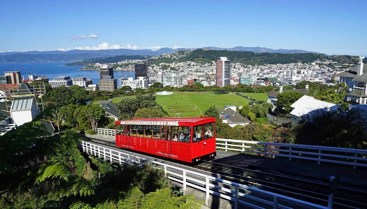 Capital mais meridional - Wellington (Nova Zelândia) - Ocupa 290 km² com 393 mil habitantes. Fica ao lado de um porto e é importante centro financeiro, comercial e cultural do país. 