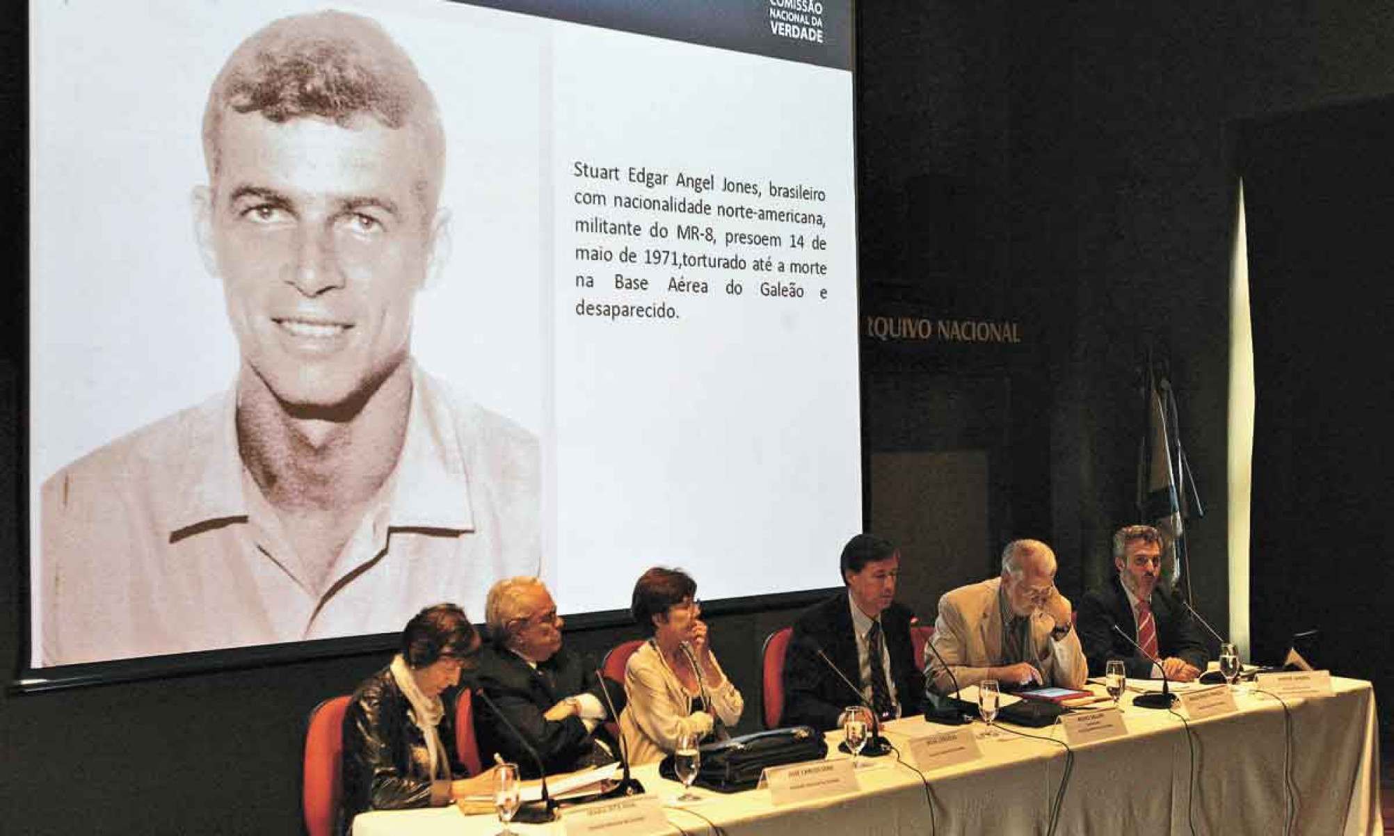 Integrantes da Comissão Nacional da Verdade reunidos no Arquivo Nacional, no Rio de Janeiro, falam das investigações sobre o desaparecimento de Stuart (ao fundo)