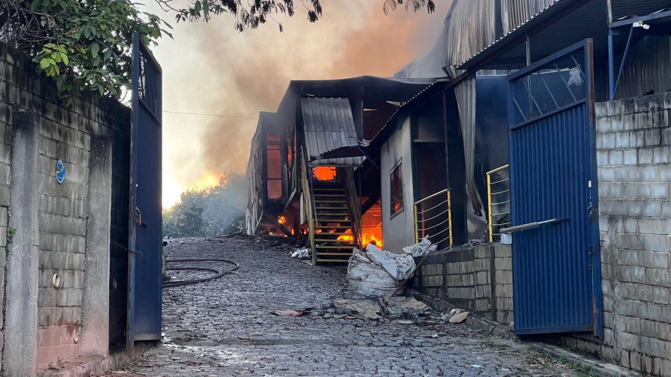 Galpão de reciclagem pega fogo na manhã desta segunda-feira (28/3) em Betim-Edesio Ferreira/EM/D.A Press