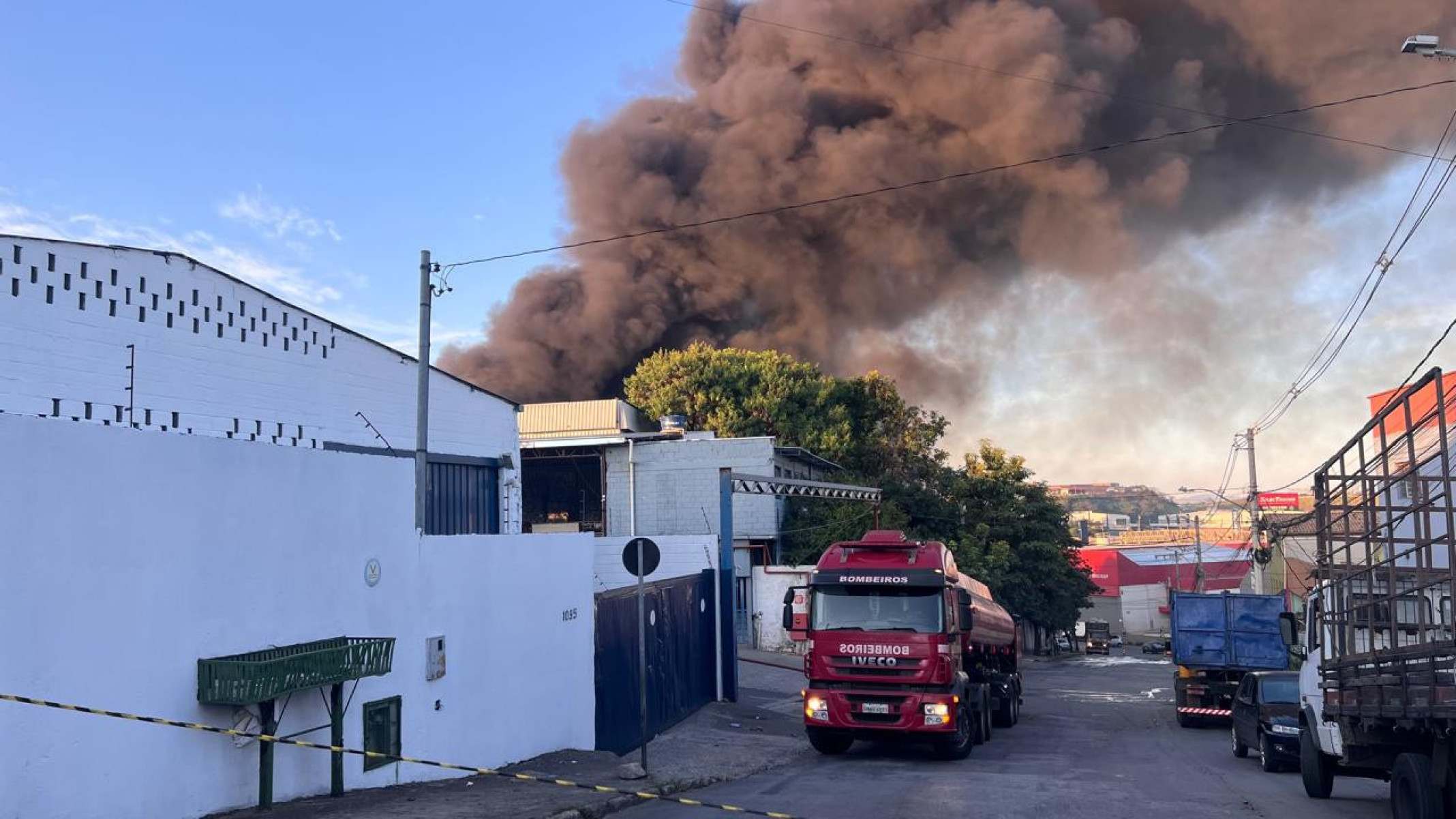 Galpão de reciclagem pega fogo na manhã desta segunda-feira (28/3) em Betim-Edesio Ferreira/EM/D.A Press