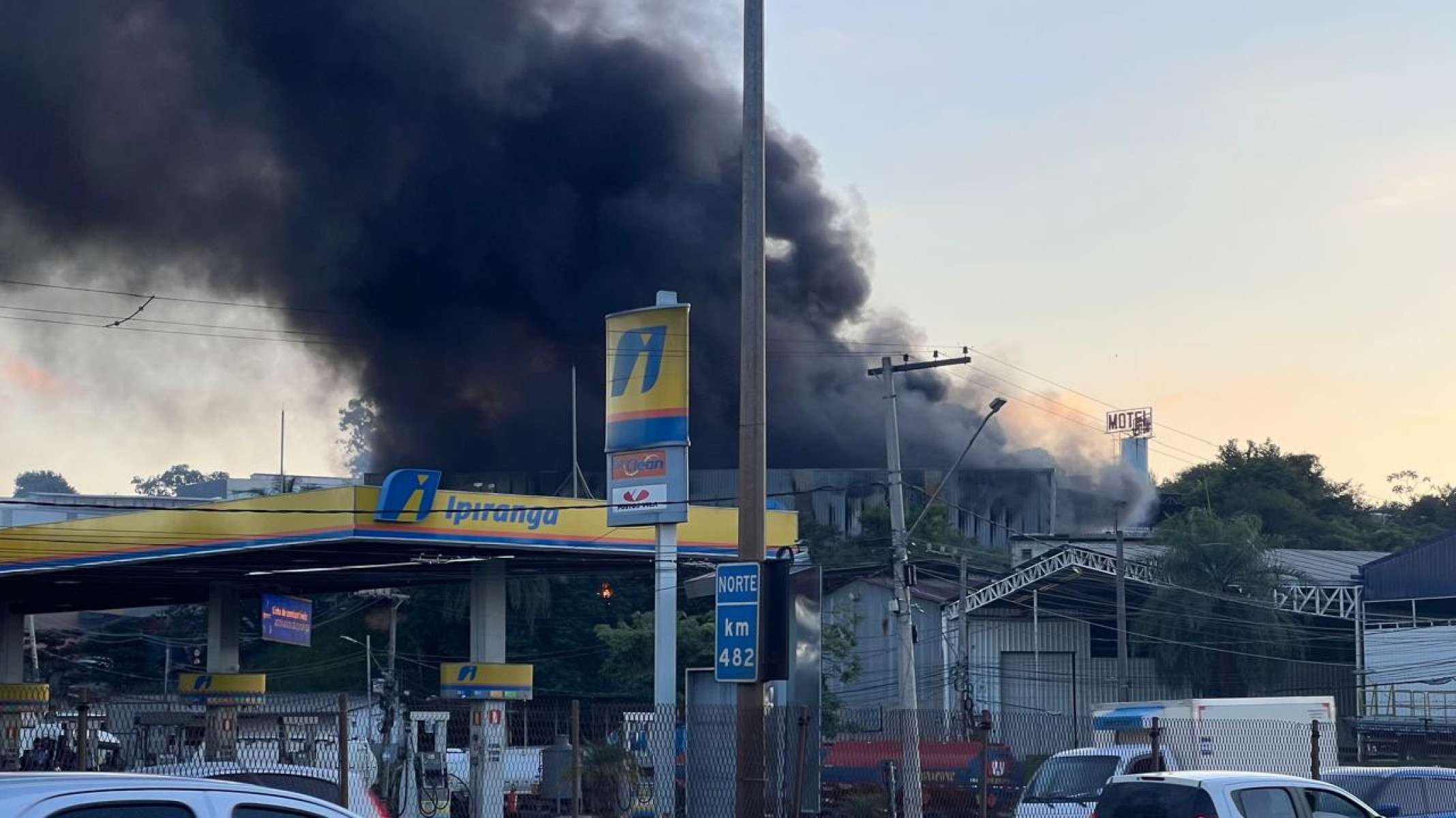 GalpÃ£o de reciclagem pega fogo na manhÃ£ desta segunda-feira (28/3) em Betim-Edesio Ferreira/EM/D.A Press