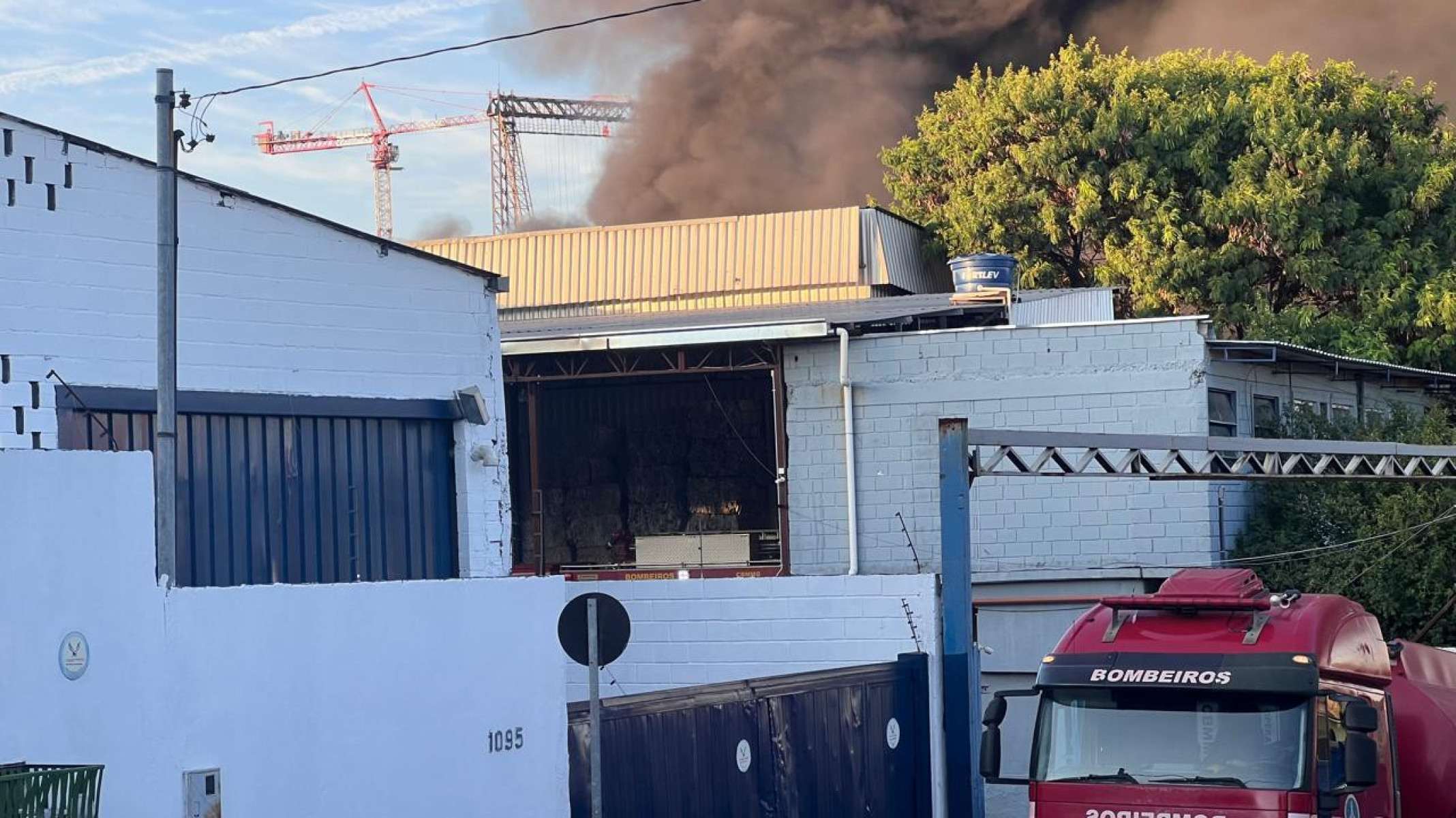 Galpão de reciclagem pega fogo na manhã desta segunda-feira (28/3) em Betim-Edesio Ferreira/EM/D.A Press