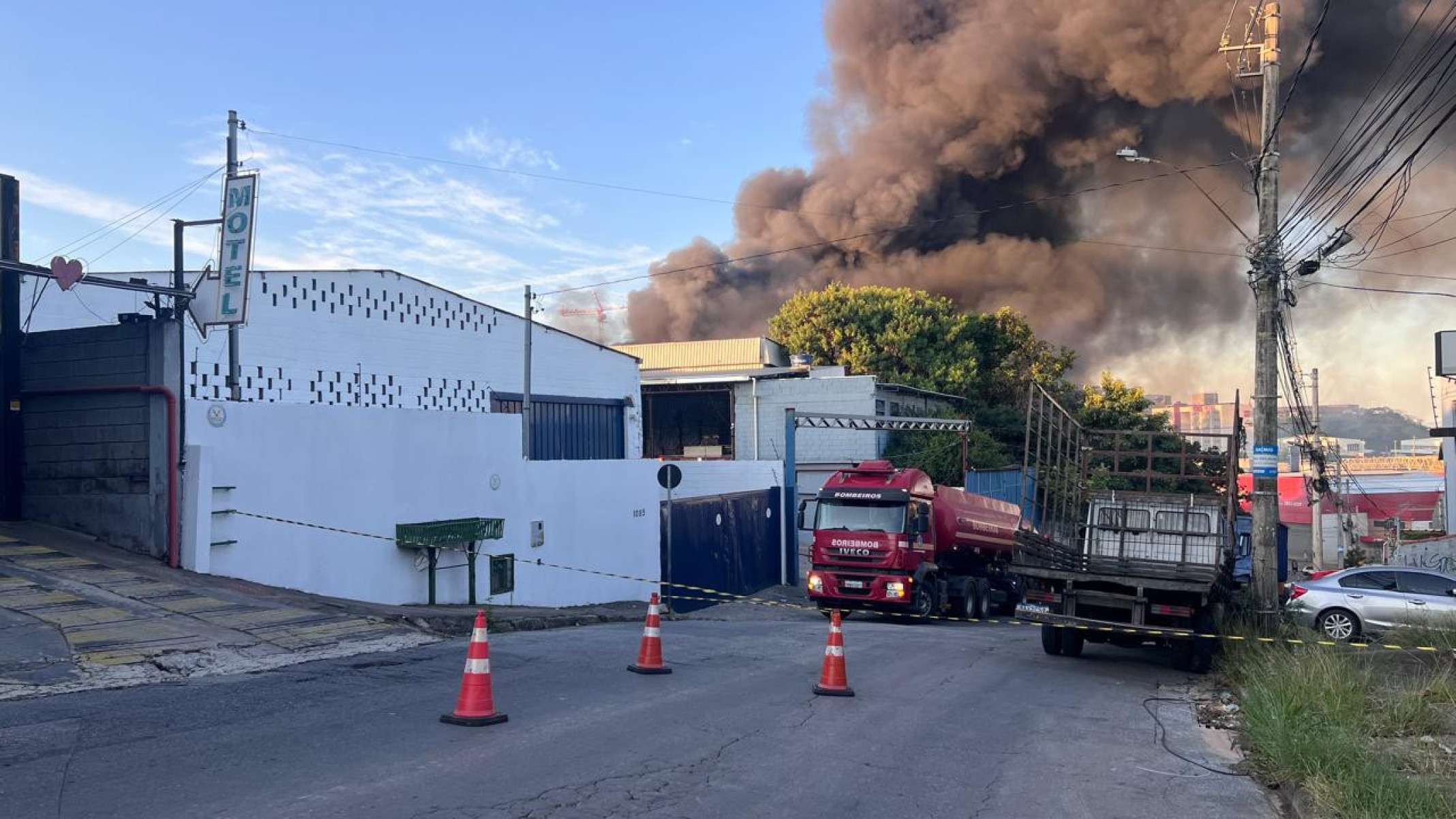 Galpão de reciclagem pega fogo na manhã desta segunda-feira (28/3) em Betim-Edesio Ferreira/EM/D.A Press