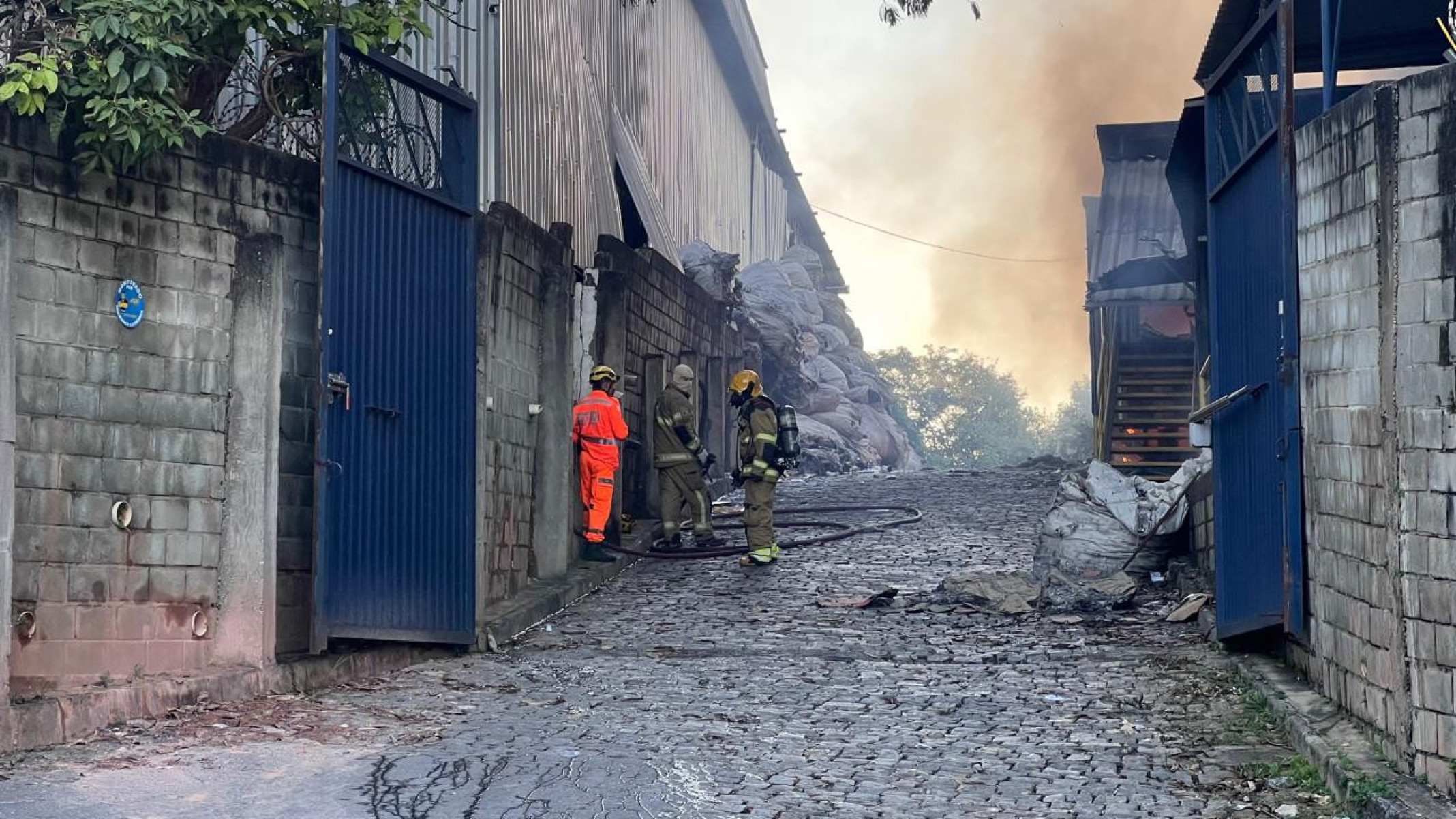 Galpão de reciclagem pega fogo na manhã desta segunda-feira (28/3) em Betim-Edesio Ferreira/EM/D.A Press