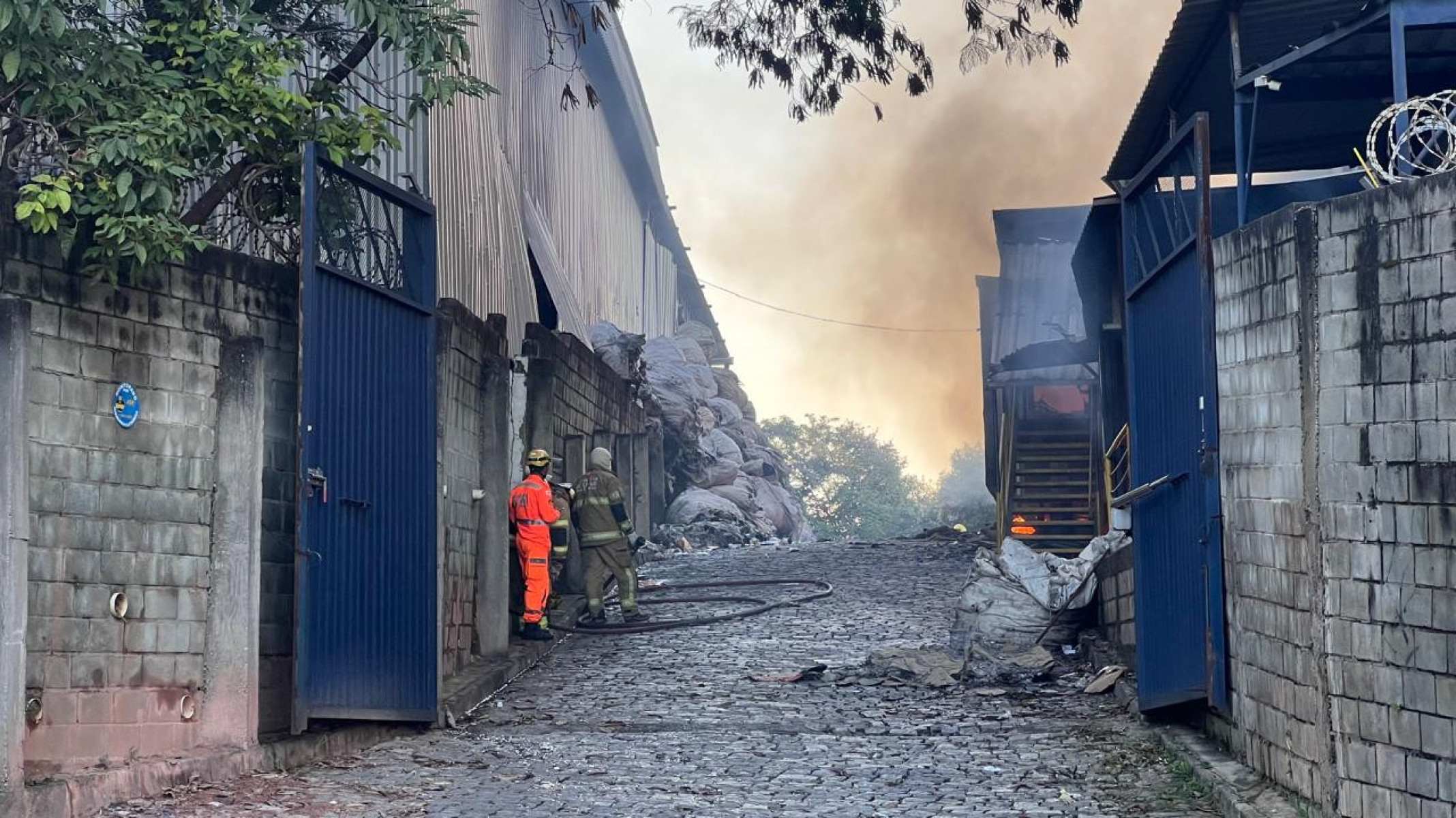 Galpão de reciclagem pega fogo na manhã desta segunda-feira (28/3) em Betim-Edesio Ferreira/EM/D.A Press